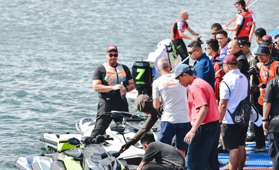 Menteri Pemuda dan Olahraga Republik Indonesia (Menpora RI) Dito Ariotedjo menyebut pelaksanaan F1 Powerboat di Danau Toba, Sumatera Utara menjadi upaya pemerintah dalam mempromosikan wisata olahraga (sport tourism) Indonesia ke panggung dunia. (foto:Andre/kemenpora.go.id)