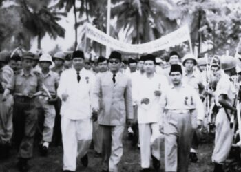 M. Hasyim Achmad (sebelah kiri Presiden Sukarno) saat mendampingi Presiden Sukarno dalam Rapat Akbar di Alun-alun Bekasi bersama Madmuin Hasibuan (paling kanan) dan Bupati Bekasi, Sampurno Kolopaking (baju putih berdasi) pada 8 April 1956. (Foto : Istimewa)