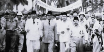 M. Hasyim Achmad (sebelah kiri Presiden Sukarno) saat mendampingi Presiden Sukarno dalam Rapat Akbar di Alun-alun Bekasi bersama Madmuin Hasibuan (paling kanan) dan Bupati Bekasi, Sampurno Kolopaking (baju putih berdasi) pada 8 April 1956. (Foto : Istimewa)