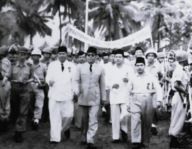 M. Hasyim Achmad (sebelah kiri Presiden Sukarno) saat mendampingi Presiden Sukarno dalam Rapat Akbar di Alun-alun Bekasi bersama Madmuin Hasibuan (paling kanan) dan Bupati Bekasi, Sampurno Kolopaking (baju putih berdasi) pada 8 April 1956. (Foto : Istimewa)