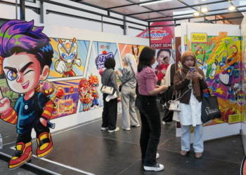 Serunya baca cerita Armie Sedaap langsung dari Armie Sedaap Giant Comic.(Foto: Istimewa)