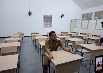 Bupati Dony Ahmad Munir bersama Sekretaris Daerah Tuti Ruswati serta jajaran pejabat terkait melakukan gladi bersih dan monitoring kesiapan akhir sekolah tersebut di Balai Latihan Kerja (BLK) Sumedang Utara, Senin (4/8).(Foto: Dok. Pemkab Sumedang)