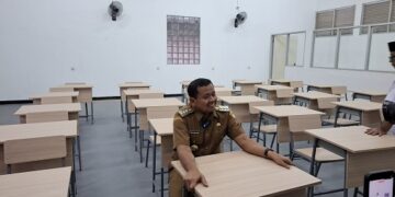 Bupati Dony Ahmad Munir bersama Sekretaris Daerah Tuti Ruswati serta jajaran pejabat terkait melakukan gladi bersih dan monitoring kesiapan akhir sekolah tersebut di Balai Latihan Kerja (BLK) Sumedang Utara, Senin (4/8).(Foto: Dok. Pemkab Sumedang)