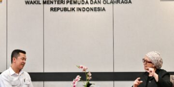 Wakil Menteri Pemuda dan Olahraga Republik Indonesia (Wamenpora RI) Taufik Hidayat menerima Ketua Umum Pengurus Besar Persatuan Senam Indonesia (PB Persani) Ita Yuliati di Kemenpora, Jakarta, Senin (11/8). (andre/kemenpora.go.id)