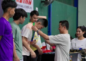 Suasana hangat terasa di Tantowi Ahmad Badminton Hall BSD, Kabupaten Tangerang, Minggu (11/8) sore. Di tengah riuh tepuk tangan penonton, Wakil Menteri Pemuda dan Olahraga Republik Indonesia (Wamenpora RI) Taufik Hidayat melangkah ke depan podium untuk menyerahkan medali dan plakat kepada juara Taw Yonex Sunrise Open 2025.(foto:Gilang/kemenpora.go.id)