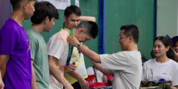 Suasana hangat terasa di Tantowi Ahmad Badminton Hall BSD, Kabupaten Tangerang, Minggu (11/8) sore. Di tengah riuh tepuk tangan penonton, Wakil Menteri Pemuda dan Olahraga Republik Indonesia (Wamenpora RI) Taufik Hidayat melangkah ke depan podium untuk menyerahkan medali dan plakat kepada juara Taw Yonex Sunrise Open 2025.(foto:Gilang/kemenpora.go.id)