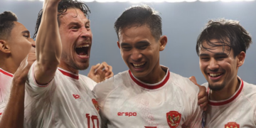 Thom Haye (kedua dari kiri). (Foto: Dok. Timnas Indonesia/Wikipedia)