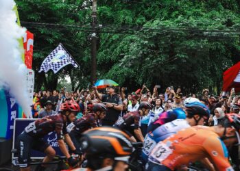Menteri Pemuda dan Olahraga Republik Indonesia (Menpora RI) Dito Ariotedjo, secara resmi melepas ratusan peserta Tour de Banyuwangi Ijen (TdBI) 2025 edisi ke-10 Etape ke-4. Etape ini akan menempuh jarak 150 KM yang merupakan etape terakhir dari pelaksanaan kompetisi balap sepeda internasional ini di RTH Maron Genteng, Banyuwangi, Jawa Timur, Kamis (31/7) pagi.(foto:humas Pemkab Banyuwangi)
