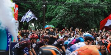 Menteri Pemuda dan Olahraga Republik Indonesia (Menpora RI) Dito Ariotedjo, secara resmi melepas ratusan peserta Tour de Banyuwangi Ijen (TdBI) 2025 edisi ke-10 Etape ke-4. Etape ini akan menempuh jarak 150 KM yang merupakan etape terakhir dari pelaksanaan kompetisi balap sepeda internasional ini di RTH Maron Genteng, Banyuwangi, Jawa Timur, Kamis (31/7) pagi.(foto:humas Pemkab Banyuwangi)