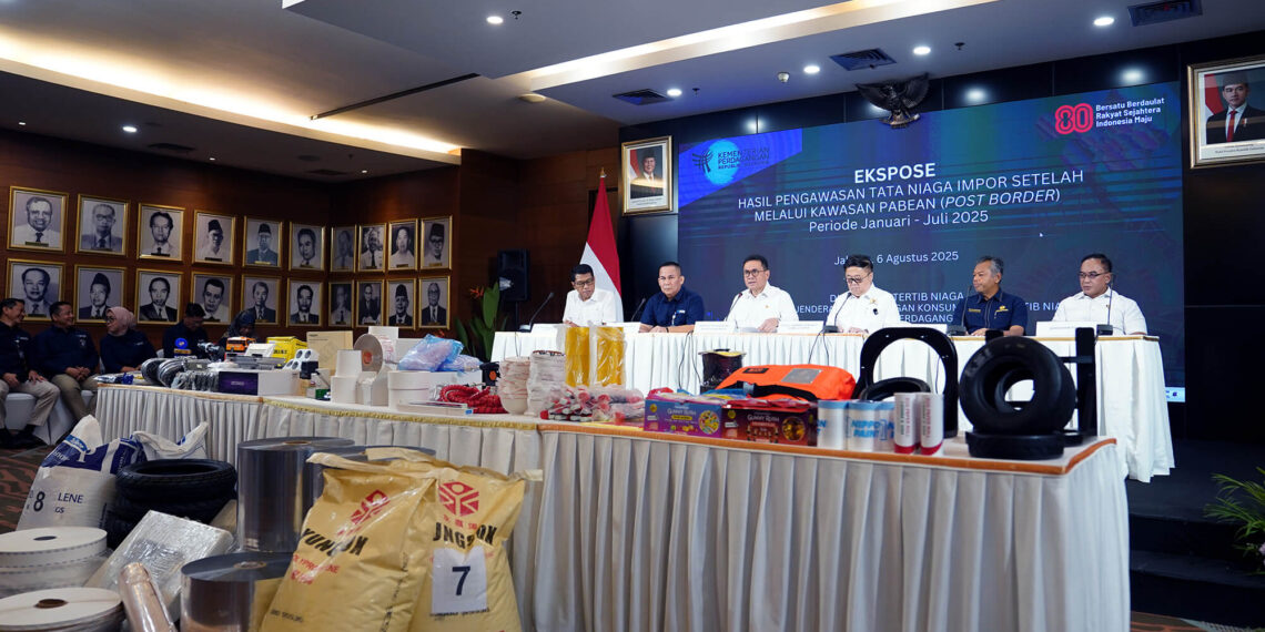 Menteri Perdagangan, Budi Santoso memimpin Ekspose Hasil Pengawasan Tata Niaga Impor Setelah Melalui Kawasan Pabean Periode Januari—Juli 2025 di Kantor Kementerian Perdagangan, Jakarta, Rabu (6 Agt).(Foto: Dok. Kemendag)