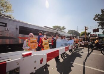 Kampanye keselamatan di perlintasan kereta api.(Foto: Humas Pemkot Bandung)