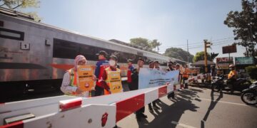 Kampanye keselamatan di perlintasan kereta api.(Foto: Humas Pemkot Bandung)