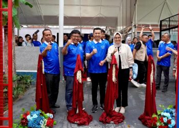 Wakil Menteri Pemuda dan Olahraga Republik Indonesia (Wamenpora RI) Taufik Hidayat, meresmikan Saint Joseph Sports Facilities di SMA Saint Joseph Surakarta, Jawa Tengah, Selasa (19/8) sore. Wamenpora berharap dari fasilitas olahraga yang memadai ini akan lahir generasi muda yang sehat serta berprestasi.(foto:Gilang/kemenpora.go.id)