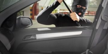 Ilustrasi pelaku pencurian modus pecah kaca mobil.(Foto:Istimewa).