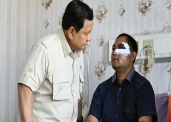 Salah satu anggota polisi korban rusuh di Jakarta saat dijenguk Presiden Prabowo Subianto di Rumah Sakit Polri Kramat Jati, Jakarta Timur.(Foto:Istimewa).