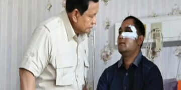 Salah satu anggota polisi korban rusuh di Jakarta saat dijenguk Presiden Prabowo Subianto di Rumah Sakit Polri Kramat Jati, Jakarta Timur.(Foto:Istimewa).