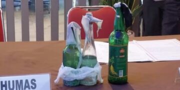 Barang bukti bom molotov ditemukan saat ricuh di area Kampus Unisba-Unpas.(Foto:Istimewa).