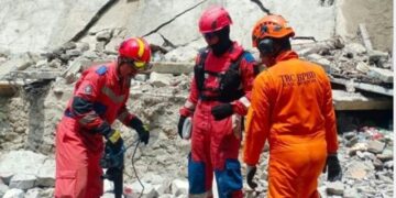 Petugas BPBD Kabupaten Bogor membersihkan puing-puing reruntuhan bangunan Majelis Taklim Ashobiyyah.(Foto:Istimewa).