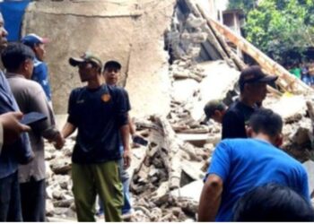 Petugas gabungan membersih kan reruntuhan bangunan Majelis Taklim Assohibiyyah yang ambruk di Kecamatan Ciomas, Kabupaten Bogor.(Foto:Istimewa).
