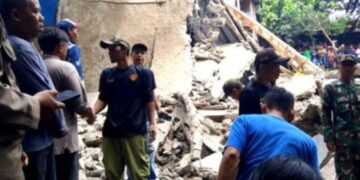 Petugas gabungan membersih kan reruntuhan bangunan Majelis Taklim Assohibiyyah yang ambruk di Kecamatan Ciomas, Kabupaten Bogor.(Foto:Istimewa).