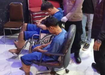 Dua tersangka pelaku pembunuhan satu keluarga di Indramayu.(Foto:Istimewa).