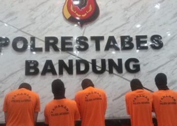 Para tersangka komplotan begal sasar sepeda motor ojek online (ojol).(Foto:Istimewa).