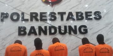 Para tersangka komplotan begal sasar sepeda motor ojek online (ojol).(Foto:Istimewa).