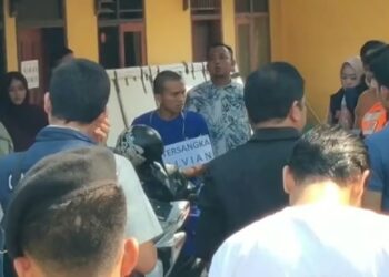 Tersangka Alvian Maulana Siregar (23) saat memperagakan adegan rekontruksi kasus pembunuhan Putri Apriyani (21).(Foto:Istimewa).