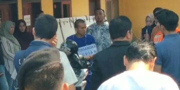 Tersangka Alvian Maulana Siregar (23) saat memperagakan adegan rekontruksi kasus pembunuhan Putri Apriyani (21).(Foto:Istimewa).