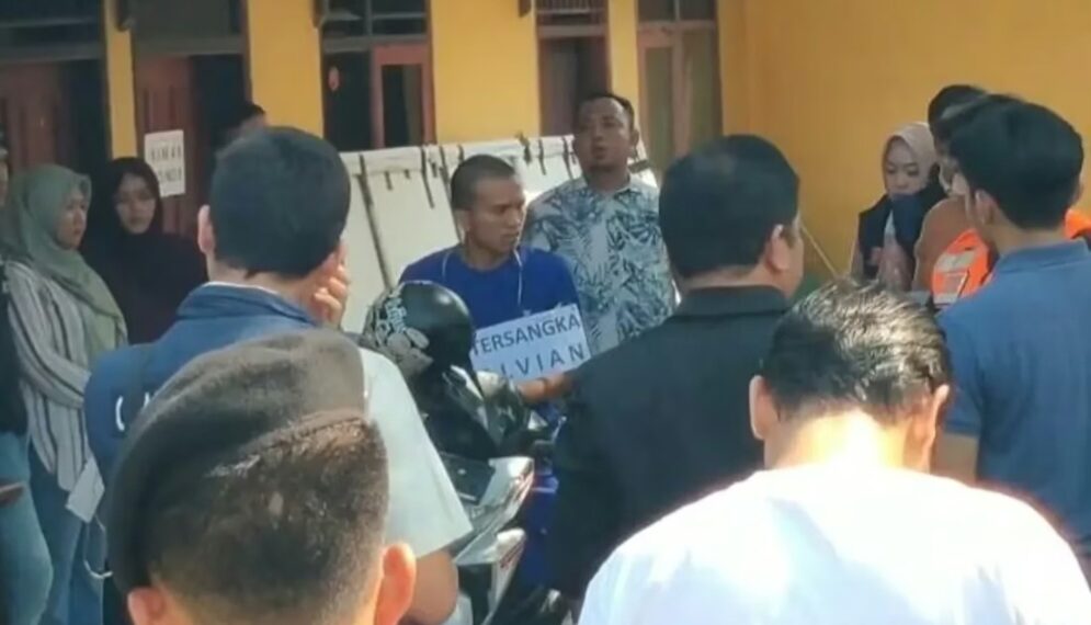 Tersangka Alvian Maulana Siregar (23) saat memperagakan adegan rekontruksi kasus pembunuhan Putri Apriyani (21).(Foto:Istimewa).