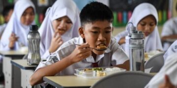Ilustrasi siswa menyantap menu makan bergizi gratis (MBG).(Foto:Istimewa).