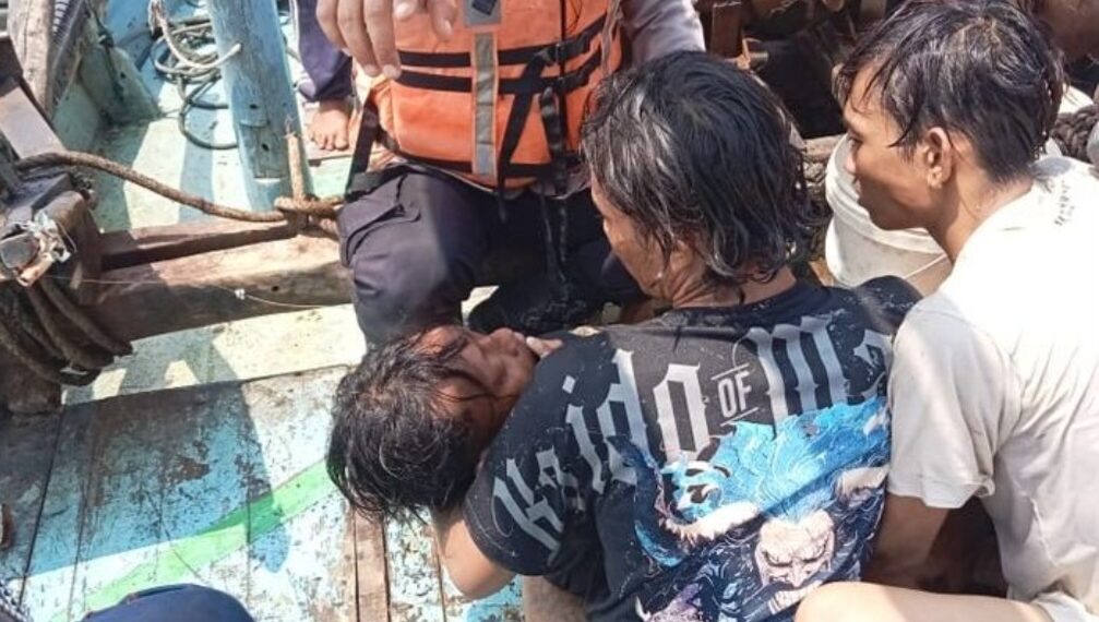 Polisi Satpolairud Polres Indamayu saat menyelamatkan empat nelayan terombang-ambing di tengah laut.(Foto:Istimewa).