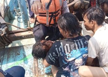 Polisi Satpolairud Polres Indamayu saat menyelamatkan empat nelayan terombang-ambing di tengah laut.(Foto:Istimewa).