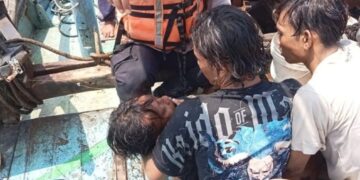 Polisi Satpolairud Polres Indamayu saat menyelamatkan empat nelayan terombang-ambing di tengah laut.(Foto:Istimewa).