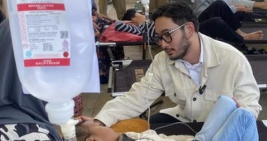 Bupati Bandung Barat, Jeje Ritchi Ismail saat mengecek korban keracunan MBG di Kecamatan Cipongkor.(Foto:Istimewa).