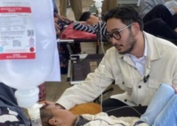 Bupati Bandung Barat, Jeje Ritchi Ismail saat mengecek korban keracunan MBG di Kecamatan Cipongkor.(Foto:Istimewa).