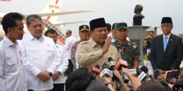Presiden Prabowo Subianto saat menjawab pertanyaan wartawan pulang dari kunjungan ke Luar Negeri di Bandara Halim Perdanakusuma, Jakarta.(Foto:Istimewa).