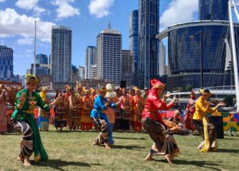 Tim Muhibah Angklung (TMA), komunitas seni budaya asal Bandung, tampil di Brisbane Festival 2025, festival seni internasional terbesar di Australia.(Foto: Istimewa)