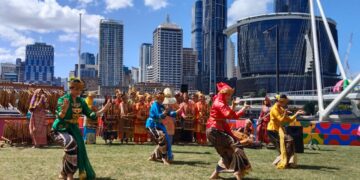 Tim Muhibah Angklung (TMA), komunitas seni budaya asal Bandung, tampil di Brisbane Festival 2025, festival seni internasional terbesar di Australia.(Foto: Istimewa)