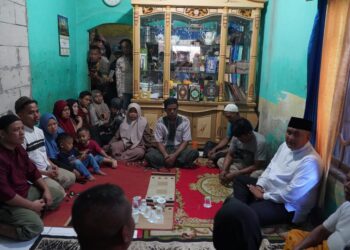 Bupati Bogor, Rudy Susmanto (Kanan, baju putih) meninjau lokasi kejadian bencana dan memantau penanganan darurat bersama unsur TNI, Polri, BPBD, Damkar, PMI, serta para relawan.(Foto: Humas Pemkab Bogor)