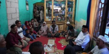 Bupati Bogor, Rudy Susmanto (Kanan, baju putih) meninjau lokasi kejadian bencana dan memantau penanganan darurat bersama unsur TNI, Polri, BPBD, Damkar, PMI, serta para relawan.(Foto: Humas Pemkab Bogor)