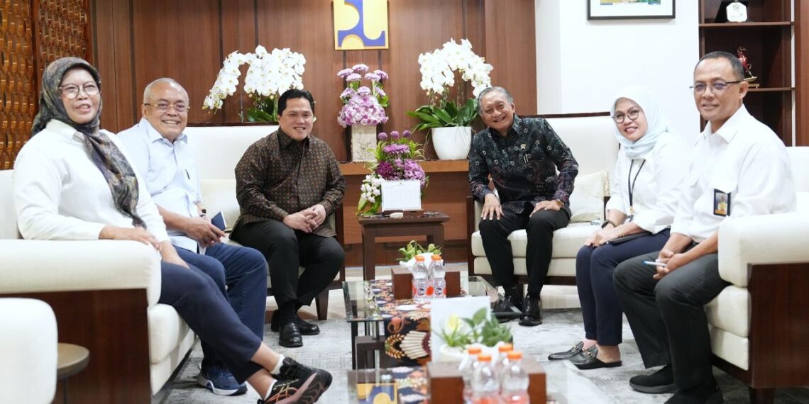 Menteri Pemuda dan Olahraga Republik Indonesia (Menpora RI), Erick Thohir, bertemu dengan Menteri Pekerjaan Umum (PU), Dody Hanggodo di Kementerian PU, Jakarta, Kamis (25/9). Pertemuan ini membahas Pusat Pelatihan Tim Nasional Indonesia di Cibubur, Jakarta Timur. (foto:Herry/kemenpora.go.id)