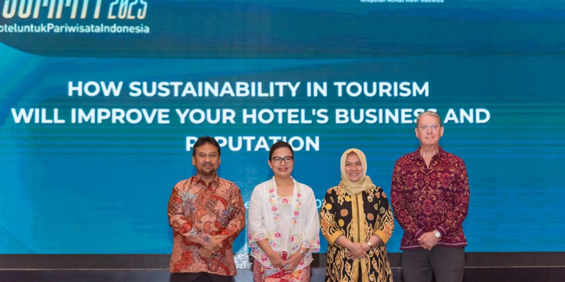 (kiri-kanan) Ketua PHRI Hariyadi Sukamdani, Ketua Umum H3 Yulia Maria, Deputi Bidang Industri dan Investasi Kemenpar Rizky Handayani dan Sustainability Consultant Alistair Speirs saat membuka H3 Summit 2025 di Balairung Soesilo Soedarman, Gedung Sapta Pesona, Jakarta, Kamis (25/9/2025).