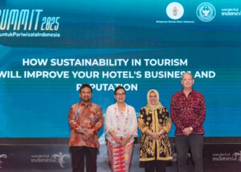 (kiri-kanan) Ketua PHRI Hariyadi Sukamdani, Ketua Umum H3 Yulia Maria, Deputi Bidang Industri dan Investasi Kemenpar Rizky Handayani dan Sustainability Consultant Alistair Speirs saat membuka H3 Summit 2025 di Balairung Soesilo Soedarman, Gedung Sapta Pesona, Jakarta, Kamis (25/9/2025).