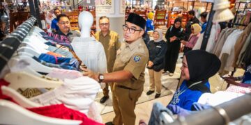 Wali Kota Bandung, Muhammad Farhan beserta jajaran meninjau Pasar Kreatif 2025 di Kings Shopping Center.