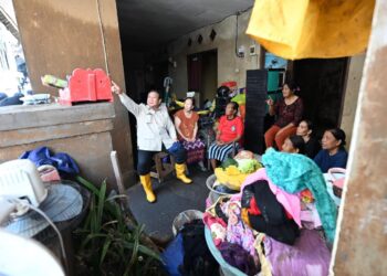 Presiden Prabowo Subianto meninjau wilayah terdampak banjir di Kabupaten Badung, Provinsi Bali, pada Sabtu (13/09/2025). Kehadiran Kepala Negara menjadi wujud nyata kepedulian pemerintah terhadap masyarakat, sekaligus memastikan instruksi yang diberikan kepada jajaran terkait sesaat setelah kejadian terlaksana.