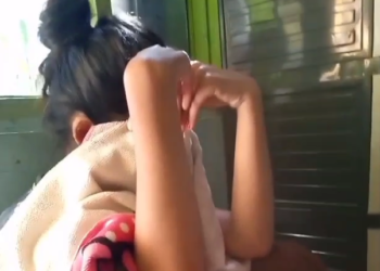 Tangkapan layar video Siswi SMK di Kabupaten Indramayu yang mengurung diri karena malu menunggak uang sekolah.(Image: Istimewa)