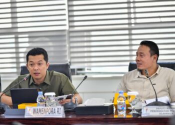 Wakil Menteri Pemuda dan Olahraga Republik Indonesia (Wamenpora RI), Taufik Hidayat, memimpin Rapat Koordinasi (Rakor) bersama Tim Reviu terkait persiapan atlet Indonesia menuju SEA Games ke-33 di Thailand, Senin (15/9) di Kantor Kemenpora. (foto:Andre/kemenpora.go.id)