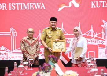 Bupati Bogor Rudy Susmanto bersama dua tokoh inspiratif.(Foto: Humas Pemkab Bogor)