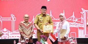 Bupati Bogor Rudy Susmanto bersama dua tokoh inspiratif.(Foto: Humas Pemkab Bogor)